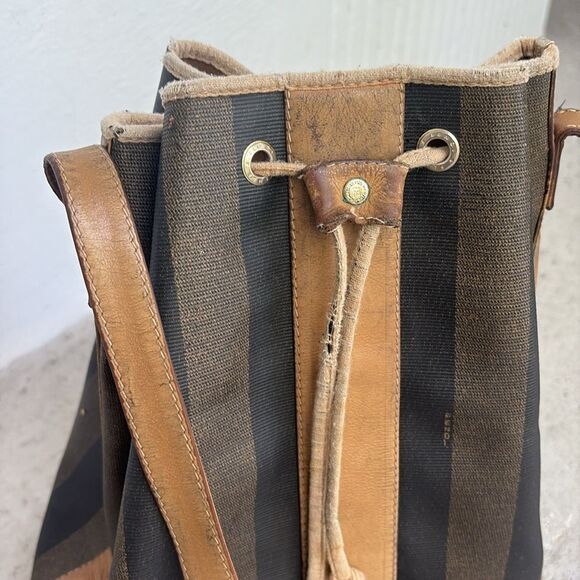 Distressed Fendi 80’s bucket bag - Picture 2 of 13